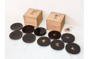 輪島塗　大向高洲堂　木製　絵変り金蒔絵　艶やかな漆に金蒔絵が映える銘々皿5客&茶托5客セット(茶道具、黒漆、漆器、菓子器、小皿、和食器、和皿、草花、共箱付き、栞付き)(R-078704)