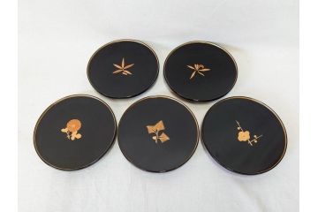 輪島塗　大向高洲堂　木製　絵変り金蒔絵　艶やかな漆に金蒔絵が映える銘々皿5客&茶托5客セット(茶道具、黒漆、漆器、菓子器、小皿、和食器、和皿、草花、共箱付き、栞付き)(R-078704)