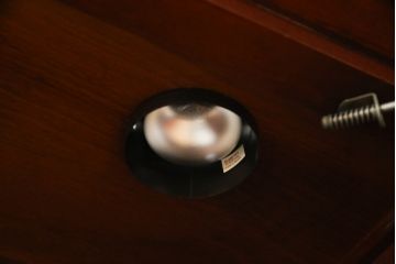 中古　美品!!　ヒッコリーチェア(HICKORY CHAIR)　クラシカルで高級感溢れる照明付きのキャビネット(収納棚、戸棚、飾り棚)(定価約300万円)(R-078717)
