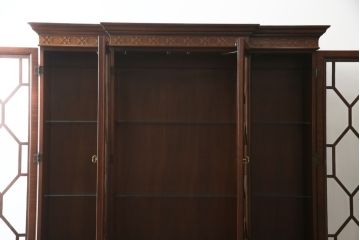 中古　美品!!　ヒッコリーチェア(HICKORY CHAIR)　クラシカルで高級感溢れる照明付きのキャビネット(収納棚、戸棚、飾り棚)(定価約300万円)(R-078717)