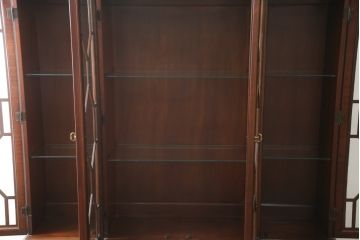 中古　美品!!　ヒッコリーチェア(HICKORY CHAIR)　クラシカルで高級感溢れる照明付きのキャビネット(収納棚、戸棚、飾り棚)(定価約300万円)(R-078717)