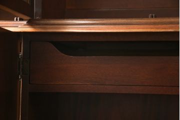 中古　美品!!　ヒッコリーチェア(HICKORY CHAIR)　クラシカルで高級感溢れる照明付きのキャビネット(収納棚、戸棚、飾り棚)(定価約300万円)(R-078717)