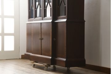 中古　美品!!　ヒッコリーチェア(HICKORY CHAIR)　クラシカルで高級感溢れる照明付きのキャビネット(収納棚、戸棚、飾り棚)(定価約300万円)(R-078717)