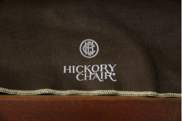 中古　美品!!　ヒッコリーチェア(HICKORY CHAIR)　クラシカルで高級感溢れる照明付きのキャビネット(収納棚、戸棚、飾り棚)(定価約300万円)(R-078717)