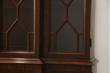 中古　美品!!　ヒッコリーチェア(HICKORY CHAIR)　クラシカルで高級感溢れる照明付きのキャビネット(収納棚、戸棚、飾り棚)(定価約300万円)(R-078717)