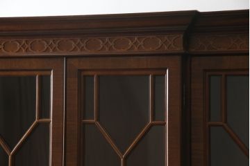 中古　美品!!　ヒッコリーチェア(HICKORY CHAIR)　クラシカルで高級感溢れる照明付きのキャビネット(収納棚、戸棚、飾り棚)(定価約300万円)(R-078717)