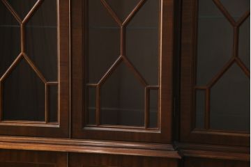 中古　美品!!　ヒッコリーチェア(HICKORY CHAIR)　クラシカルで高級感溢れる照明付きのキャビネット(収納棚、戸棚、飾り棚)(定価約300万円)(R-078717)