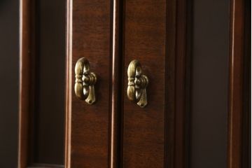 中古　美品!!　ヒッコリーチェア(HICKORY CHAIR)　クラシカルで高級感溢れる照明付きのキャビネット(収納棚、戸棚、飾り棚)(定価約300万円)(R-078717)
