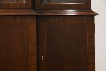 中古　美品!!　ヒッコリーチェア(HICKORY CHAIR)　クラシカルで高級感溢れる照明付きのキャビネット(収納棚、戸棚、飾り棚)(定価約300万円)(R-078717)