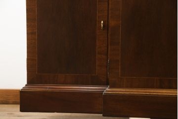 中古　美品!!　ヒッコリーチェア(HICKORY CHAIR)　クラシカルで高級感溢れる照明付きのキャビネット(収納棚、戸棚、飾り棚)(定価約300万円)(R-078717)