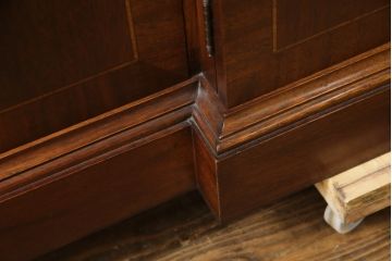 中古　美品!!　ヒッコリーチェア(HICKORY CHAIR)　クラシカルで高級感溢れる照明付きのキャビネット(収納棚、戸棚、飾り棚)(定価約300万円)(R-078717)