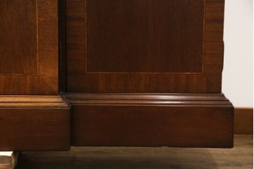 中古　美品!!　ヒッコリーチェア(HICKORY CHAIR)　クラシカルで高級感溢れる照明付きのキャビネット(収納棚、戸棚、飾り棚)(定価約300万円)(R-078717)