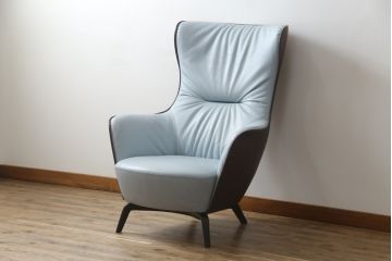 中古　イタリア家具　Poltrona Frau(ポルトローナフラウ)　Mamy Blue(メイミーブルー)　本革(レザー)　品のある雰囲気を醸し出す1人掛けソファ(一人掛けソファ、アームチェア)(定価約124万円)(R-078718)