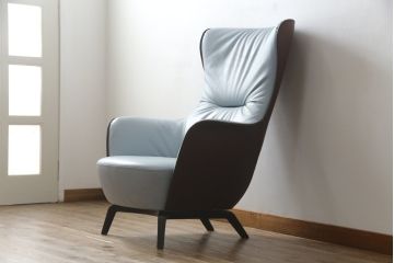 中古　イタリア家具　Poltrona Frau(ポルトローナフラウ)　Mamy Blue(メイミーブルー)　本革(レザー)　品のある雰囲気を醸し出す1人掛けソファ(一人掛けソファ、アームチェア)(定価約124万円)(R-078718)