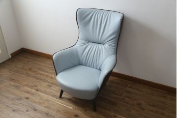 中古　イタリア家具　Poltrona Frau(ポルトローナフラウ)　Mamy Blue(メイミーブルー)　本革(レザー)　品のある雰囲気を醸し出す1人掛けソファ(一人掛けソファ、アームチェア)(定価約124万円)(R-078718)