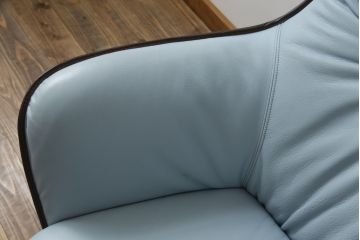 中古　イタリア家具　Poltrona Frau(ポルトローナフラウ)　Mamy Blue(メイミーブルー)　本革(レザー)　品のある雰囲気を醸し出す1人掛けソファ(一人掛けソファ、アームチェア)(定価約124万円)(R-078718)