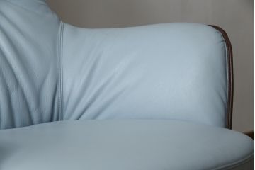 中古　イタリア家具　Poltrona Frau(ポルトローナフラウ)　Mamy Blue(メイミーブルー)　本革(レザー)　品のある雰囲気を醸し出す1人掛けソファ(一人掛けソファ、アームチェア)(定価約124万円)(R-078718)