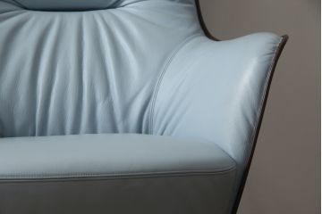 中古　イタリア家具　Poltrona Frau(ポルトローナフラウ)　Mamy Blue(メイミーブルー)　本革(レザー)　品のある雰囲気を醸し出す1人掛けソファ(一人掛けソファ、アームチェア)(定価約124万円)(R-078718)