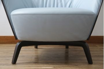 中古　イタリア家具　Poltrona Frau(ポルトローナフラウ)　Mamy Blue(メイミーブルー)　本革(レザー)　品のある雰囲気を醸し出す1人掛けソファ(一人掛けソファ、アームチェア)(定価約124万円)(R-078718)
