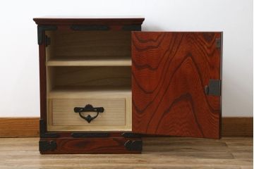 中古　美しい木目と立派な金具が魅力的な岩谷堂箪笥(小箪笥、船箪笥、小引き出し、小物収納)(R-078731)