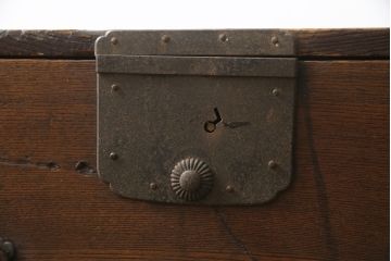 和製アンティーク　総欅(ケヤキ)材　凝った造りが魅力的な船箪笥(帳箱型、帳場箪笥、舟箪笥、時代箪笥、アンティーク箪笥、戸棚、収納棚、収納タンス)(R-078734)