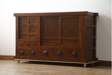 中古　美品　丸みのあるデザインの金具が可愛らしい雰囲気を醸し出す水屋箪笥(サイドボード、サイドキャビネット、収納棚、食器棚、戸棚)(R-078735)