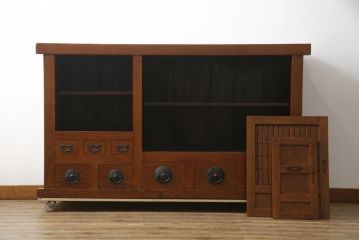 中古　美品　丸みのあるデザインの金具が可愛らしい雰囲気を醸し出す水屋箪笥(サイドボード、サイドキャビネット、収納棚、食器棚、戸棚)(R-078735)