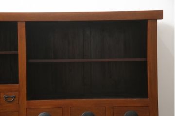 中古　美品　丸みのあるデザインの金具が可愛らしい雰囲気を醸し出す水屋箪笥(サイドボード、サイドキャビネット、収納棚、食器棚、戸棚)(R-078735)