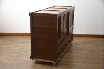 中古　美品　丸みのあるデザインの金具が可愛らしい雰囲気を醸し出す水屋箪笥(サイドボード、サイドキャビネット、収納棚、食器棚、戸棚)(R-078735)