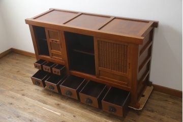 中古　美品　丸みのあるデザインの金具が可愛らしい雰囲気を醸し出す水屋箪笥(サイドボード、サイドキャビネット、収納棚、食器棚、戸棚)(R-078735)