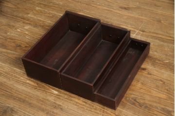 中古　美品　丸みのあるデザインの金具が可愛らしい雰囲気を醸し出す水屋箪笥(サイドボード、サイドキャビネット、収納棚、食器棚、戸棚)(R-078735)