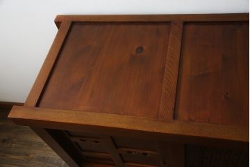 中古　美品　丸みのあるデザインの金具が可愛らしい雰囲気を醸し出す水屋箪笥(サイドボード、サイドキャビネット、収納棚、食器棚、戸棚)(R-078735)