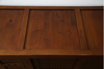 中古　美品　丸みのあるデザインの金具が可愛らしい雰囲気を醸し出す水屋箪笥(サイドボード、サイドキャビネット、収納棚、食器棚、戸棚)(R-078735)