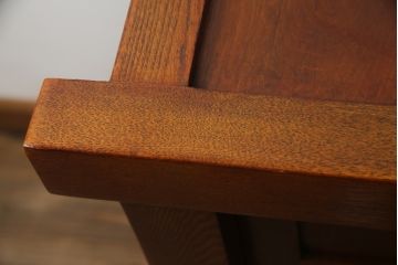 中古　美品　丸みのあるデザインの金具が可愛らしい雰囲気を醸し出す水屋箪笥(サイドボード、サイドキャビネット、収納棚、食器棚、戸棚)(R-078735)