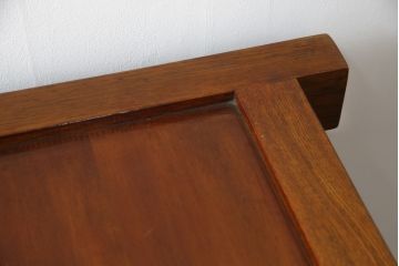 中古　美品　丸みのあるデザインの金具が可愛らしい雰囲気を醸し出す水屋箪笥(サイドボード、サイドキャビネット、収納棚、食器棚、戸棚)(R-078735)