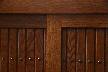 中古　美品　丸みのあるデザインの金具が可愛らしい雰囲気を醸し出す水屋箪笥(サイドボード、サイドキャビネット、収納棚、食器棚、戸棚)(R-078735)