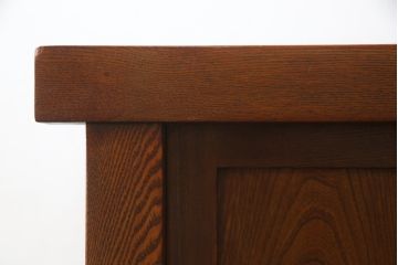 中古　美品　丸みのあるデザインの金具が可愛らしい雰囲気を醸し出す水屋箪笥(サイドボード、サイドキャビネット、収納棚、食器棚、戸棚)(R-078735)