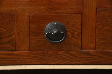 中古　美品　丸みのあるデザインの金具が可愛らしい雰囲気を醸し出す水屋箪笥(サイドボード、サイドキャビネット、収納棚、食器棚、戸棚)(R-078735)