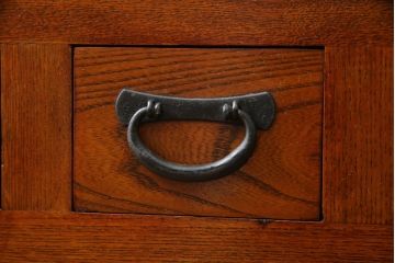 中古　美品　丸みのあるデザインの金具が可愛らしい雰囲気を醸し出す水屋箪笥(サイドボード、サイドキャビネット、収納棚、食器棚、戸棚)(R-078735)