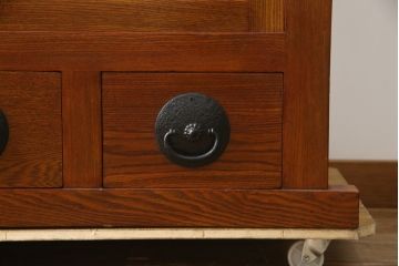 中古　美品　丸みのあるデザインの金具が可愛らしい雰囲気を醸し出す水屋箪笥(サイドボード、サイドキャビネット、収納棚、食器棚、戸棚)(R-078735)
