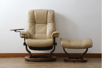 中古　EKORNES(エコーネス)　本革(レザー)　メイフェア(Mayfair)　スイングテーブル付き　ストレスレスチェア(M)オットマン付き(リクライニングチェア、アームチェア、フットスツール、椅子、北欧)(R-078737)