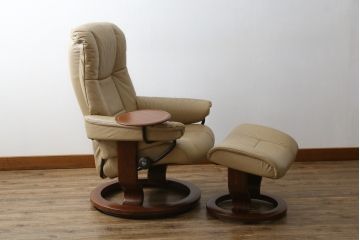 中古　EKORNES(エコーネス)　本革(レザー)　メイフェア(Mayfair)　スイングテーブル付き　ストレスレスチェア(M)オットマン付き(リクライニングチェア、アームチェア、フットスツール、椅子、北欧)(R-078737)