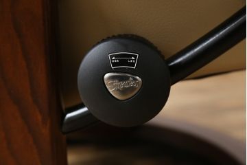 中古　EKORNES(エコーネス)　本革(レザー)　メイフェア(Mayfair)　スイングテーブル付き　ストレスレスチェア(M)オットマン付き(リクライニングチェア、アームチェア、フットスツール、椅子、北欧)(R-078737)