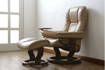 中古　EKORNES(エコーネス)　本革(レザー)　メイフェア(Mayfair)　スイングテーブル付き　ストレスレスチェア(M)オットマン付き(リクライニングチェア、アームチェア、フットスツール、椅子、北欧)(R-078737)