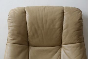 中古　EKORNES(エコーネス)　本革(レザー)　メイフェア(Mayfair)　スイングテーブル付き　ストレスレスチェア(M)オットマン付き(リクライニングチェア、アームチェア、フットスツール、椅子、北欧)(R-078737)