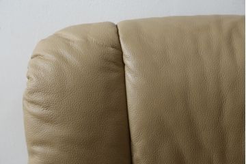中古　EKORNES(エコーネス)　本革(レザー)　メイフェア(Mayfair)　スイングテーブル付き　ストレスレスチェア(M)オットマン付き(リクライニングチェア、アームチェア、フットスツール、椅子、北欧)(R-078737)