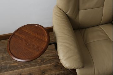 中古　EKORNES(エコーネス)　本革(レザー)　メイフェア(Mayfair)　スイングテーブル付き　ストレスレスチェア(M)オットマン付き(リクライニングチェア、アームチェア、フットスツール、椅子、北欧)(R-078737)