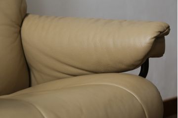 中古　EKORNES(エコーネス)　本革(レザー)　メイフェア(Mayfair)　スイングテーブル付き　ストレスレスチェア(M)オットマン付き(リクライニングチェア、アームチェア、フットスツール、椅子、北欧)(R-078737)