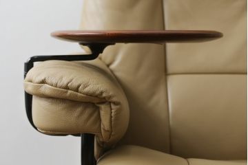 中古　EKORNES(エコーネス)　本革(レザー)　メイフェア(Mayfair)　スイングテーブル付き　ストレスレスチェア(M)オットマン付き(リクライニングチェア、アームチェア、フットスツール、椅子、北欧)(R-078737)