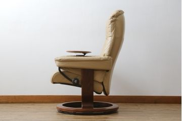 中古　EKORNES(エコーネス)　本革(レザー)　メイフェア(Mayfair)　スイングテーブル付き　ストレスレスチェア(M)オットマン付き(リクライニングチェア、アームチェア、フットスツール、椅子、北欧)(R-078737)